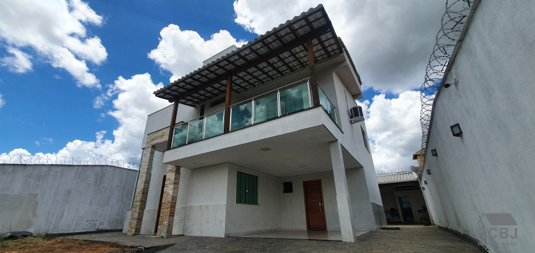 Sobrado com 4 Quartos à Venda,  em Fernão Dias - Esmeraldas