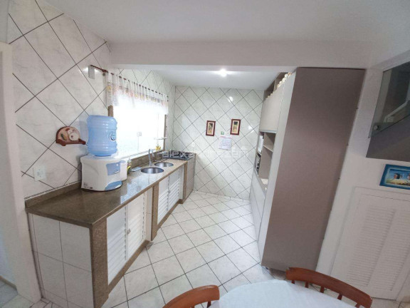 Imagem Sobrado com 3 Quartos para Temporada, em Bombas - Bombinhas Imagem Sobrado com 3 Quartos para Temporada, em Bombas - Bombinhas