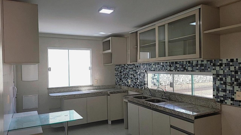 Imagem Casa com 4 Quartos à Venda, 366 m² em Eusébio - Eusébio