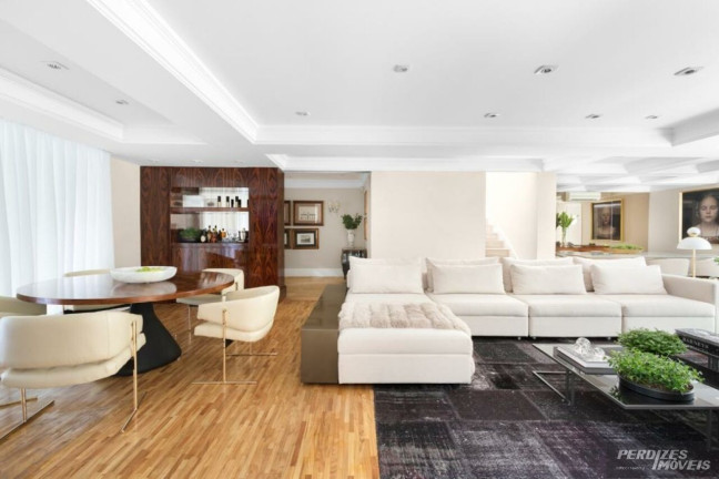 Casa com 3 Quartos para Alugar, 320 m² em Pacaembu - São Paulo
