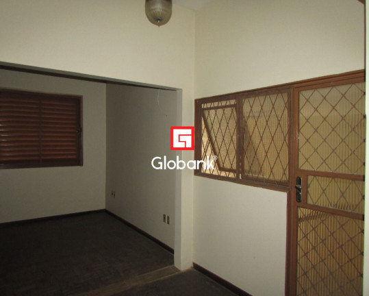 Sobrado com 4 Quartos para Alugar, 200 m² em Centro - Montes Claros