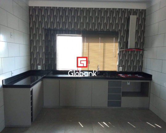 Imagem Imóvel com 3 Quartos à Venda, 225 m² em Pirapora - Montes Claros