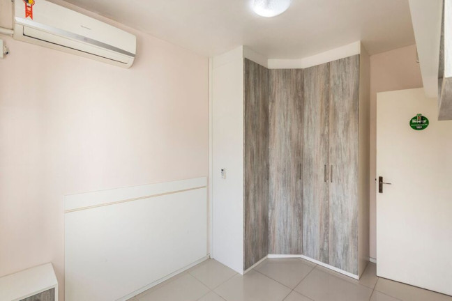 Imagem Imóvel com 2 Quartos à Venda, 47 m² em Cristal - Porto Alegre Imagem Imóvel com 2 Quartos à Venda, 47 m² em Cristal - Porto Alegre