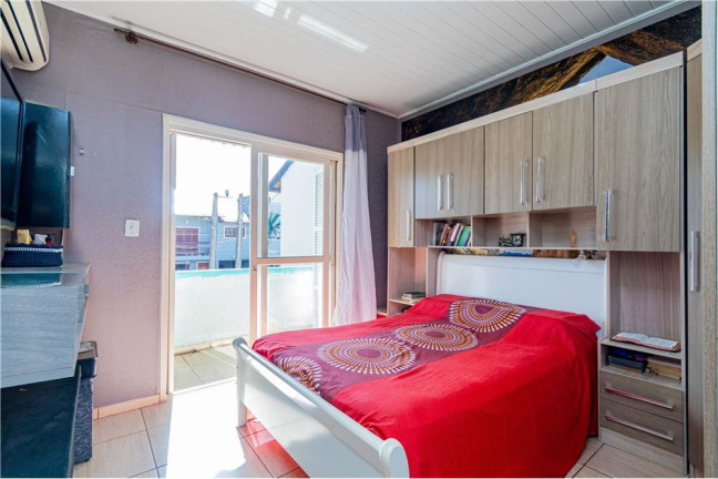 Imagem Casa com 4 Quartos à Venda, em Hípica - Porto Alegre Imagem Casa com 4 Quartos à Venda, em Hípica - Porto Alegre