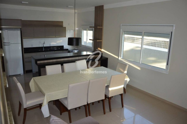 Imagem Casa com 4 Quartos para Temporada, em Canto Grande - Bombinhas Imagem Casa com 4 Quartos para Temporada, em Canto Grande - Bombinhas