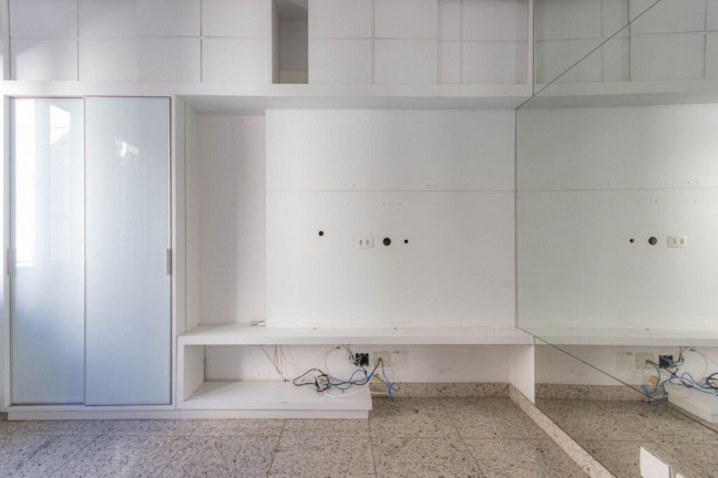 Imagem Imóvel com 1 Quarto à Venda, 41 m² em Copacabana - Rio De Janeiro Imagem Imóvel com 1 Quarto à Venda, 41 m² em Copacabana - Rio De Janeiro
