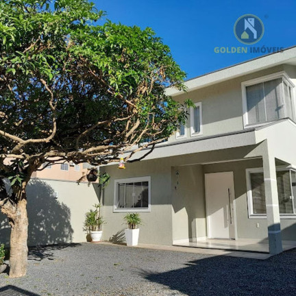 Imagem Casa com 3 Quartos para Temporada, 190 m² em Bombas - Bombinhas Imagem Casa com 3 Quartos para Temporada, 190 m² em Bombas - Bombinhas