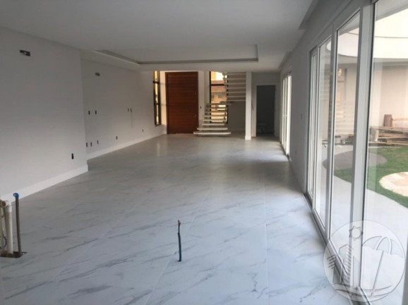Imagem Casa com 3 Quartos à Venda, 240 m² em Santa Regina - Camboriú