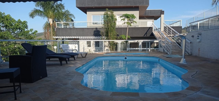 Sobrado com 4 Quartos à Venda, 398 m² em Centro - Jambeiro