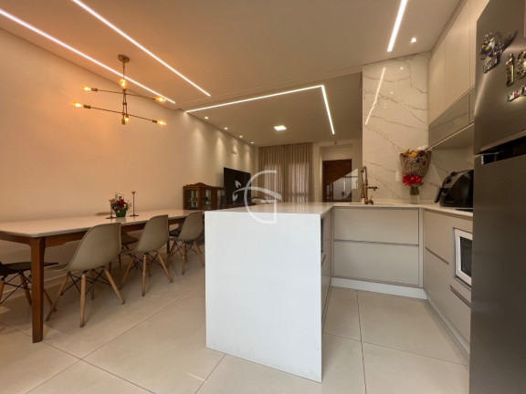 Imagem Casa com 3 Quartos à Venda, em Glória - Joinville Imagem Casa com 3 Quartos à Venda, em Glória - Joinville