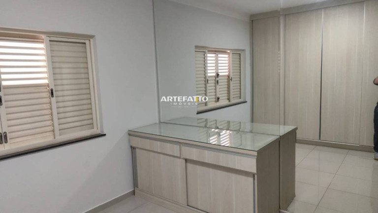 Imagem Casa com 4 Quartos à Venda, 240 m²