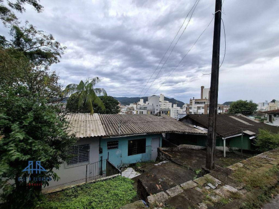 Imagem Casa com 6 Quartos à Venda, 250 m² em Trindade - Florianópolis Imagem Casa com 6 Quartos à Venda, 250 m² em Trindade - Florianópolis