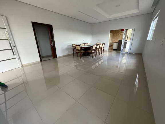Imagem Casa com 3 Quartos à Venda, 238 m² em Setor Industrial - Sinop