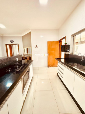 Imagem Casa com 3 Quartos à Venda, 200 m²