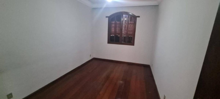 Imagem Casa com 6 Quartos à Venda, 245 m²