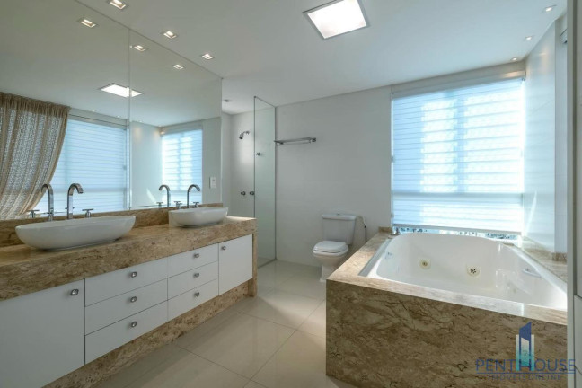 Imagem Cobertura com 4 Quartos à Venda, 241 m² em Centro - Balneário Camboriú