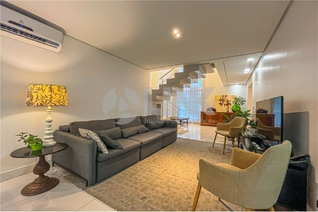 Imagem Casa com 4 Quartos à Venda, 300 m² em Chácara Das Pedras - Porto Alegre Imagem Casa com 4 Quartos à Venda, 300 m² em Chácara Das Pedras - Porto Alegre