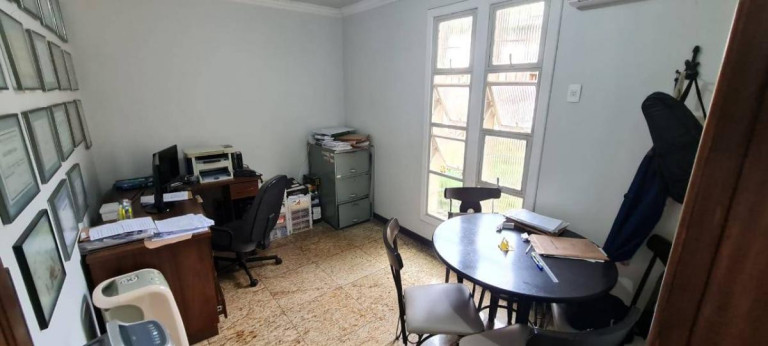 Imagem Casa com 4 Quartos à Venda, 240 m²