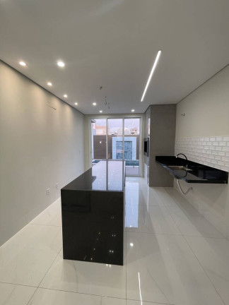 Casa de Condomínio com 3 Quartos à Venda, 250 m² em Cuiabá