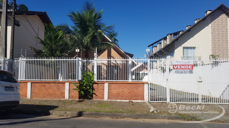 Casa com 6 Quartos à Venda, 166 m² em Atiradores - Joinville