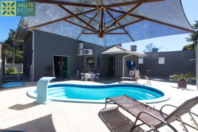 Imagem Casa com 3 Quartos para Alugar ou Temporada, 150 m² em Centro - Bombinhas Imagem Casa com 3 Quartos para Alugar ou Temporada, 150 m² em Centro - Bombinhas