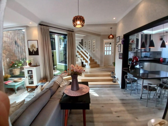 Imagem Casa com 3 Quartos à Venda, 275 m² em Capão Raso - Curitiba
