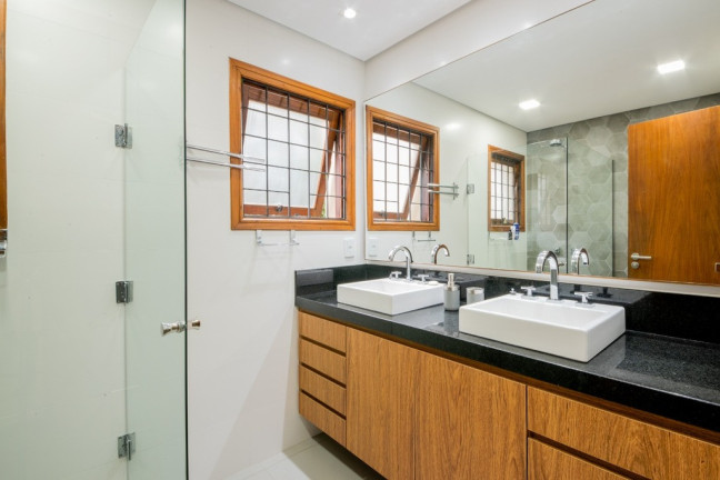 Imagem Casa com 4 Quartos à Venda, 352 m² em Petrópolis - Porto Alegre Imagem Casa com 4 Quartos à Venda, 352 m² em Petrópolis - Porto Alegre