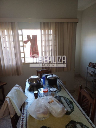 Imagem Sobrado com 3 Quartos à Venda, 180 m² em São Benedito - Uberaba Imagem Sobrado com 3 Quartos à Venda, 180 m² em São Benedito - Uberaba