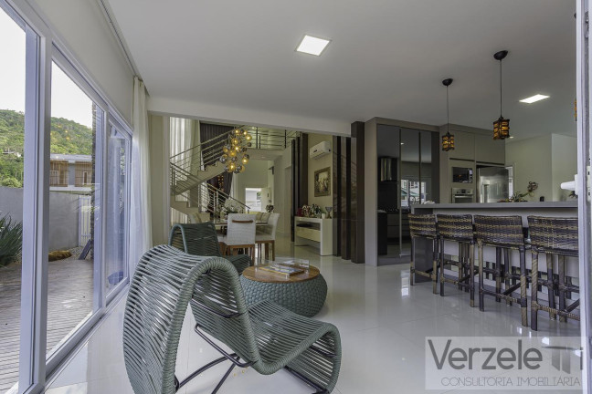 Imagem Casa com 4 Quartos à Venda, 437 m² em Santa Regina - Camboriú Imagem Casa com 4 Quartos à Venda, 437 m² em Santa Regina - Camboriú
