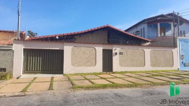Casa com 3 Quartos à Venda, 215 m² em Todos Os Santos - Montes Claros