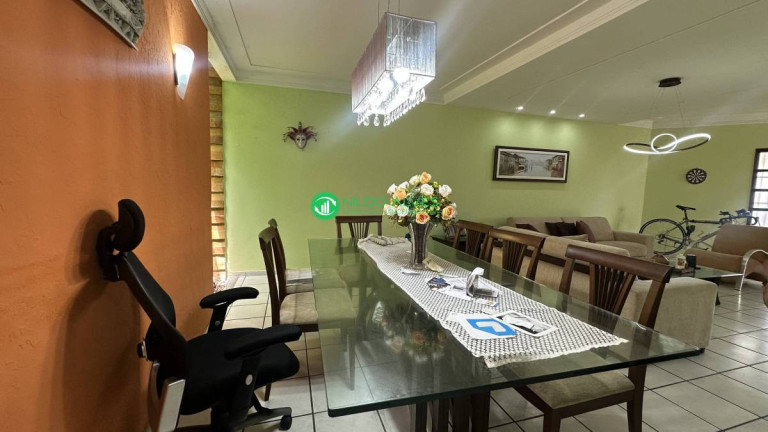 Imagem Casa com 3 Quartos à Venda, 261 m²