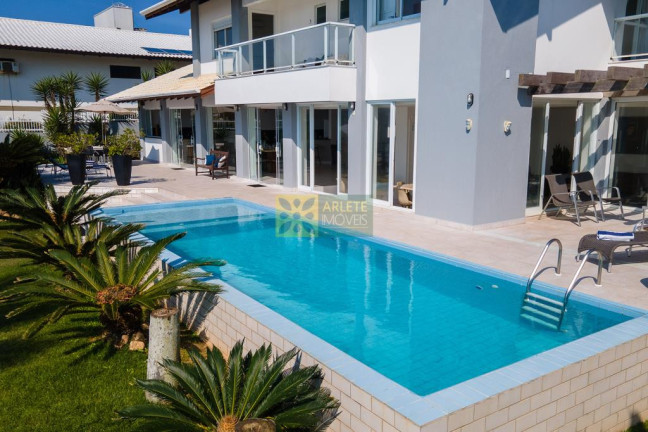 Imagem Casa com 6 Quartos para Alugar ou Temporada, 805 m² em Centro - Bombinhas Imagem Casa com 6 Quartos para Alugar ou Temporada, 805 m² em Centro - Bombinhas