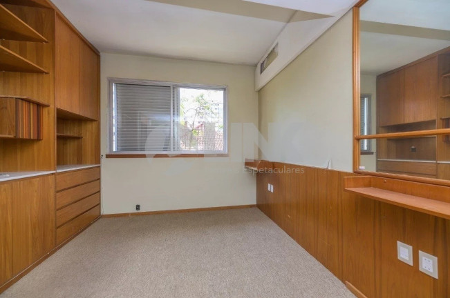 Imagem Casa com 3 Quartos à Venda, 388 m² em Auxiliadora - Porto Alegre Imagem Casa com 3 Quartos à Venda, 388 m² em Auxiliadora - Porto Alegre