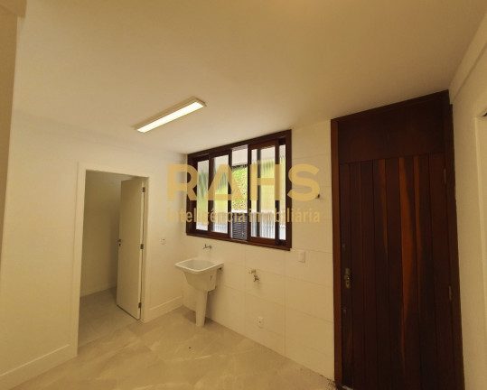 Imagem Casa com 3 Quartos à Venda, 300 m² em América - Joinville Imagem Casa com 3 Quartos à Venda, 300 m² em América - Joinville