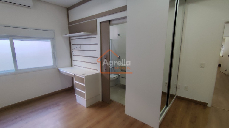 Imagem Imóvel com 3 Quartos à Venda, 237 m² em Condominio Village Da Serra - Mogi Guaç-u Imagem Imóvel com 3 Quartos à Venda, 237 m² em Condominio Village Da Serra - Mogi Guaç-u
