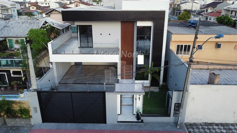 Casa com 3 Quartos à Venda, 230 m² em São Judas - Itajaí