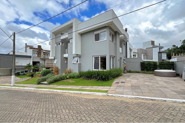 Imagem Casa com 3 Quartos à Venda, em Hípica - Porto Alegre Imagem Casa com 3 Quartos à Venda, em Hípica - Porto Alegre