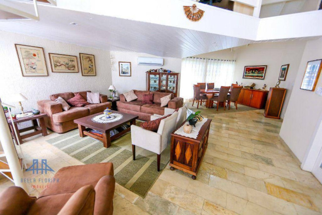Imagem Casa com 4 Quartos à Venda, 370 m² em Trindade - Florianópolis Imagem Casa com 4 Quartos à Venda, 370 m² em Trindade - Florianópolis