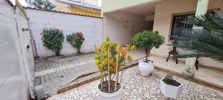 Imagem Casa com 4 Quartos à Venda, 212 m² em Caonze - Nova Iguaçu