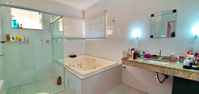 Imagem Casa com 3 Quartos à Venda, 250 m² em Anita Garibaldi - Joinville Imagem Casa com 3 Quartos à Venda, 250 m² em Anita Garibaldi - Joinville