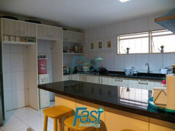 Imagem Casa com 3 Quartos à Venda, 300 m² em Coophamil - Cuiabá
