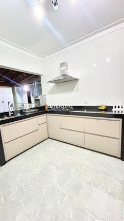 Casa com 3 Quartos à Venda, 250 m²