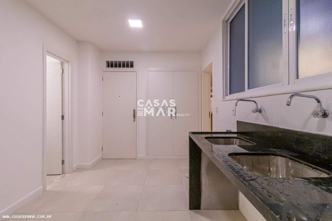 Imagem Imóvel com 4 Quartos à Venda, 330 m² em Copacabana - Rio De Janeiro Imagem Imóvel com 4 Quartos à Venda, 330 m² em Copacabana - Rio De Janeiro