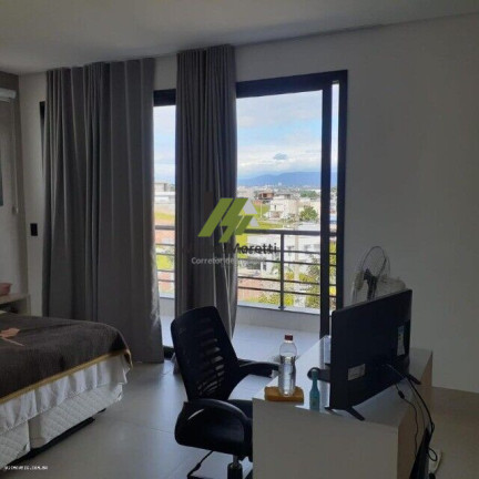 Imagem Casa com 4 Quartos à Venda, 227 m²