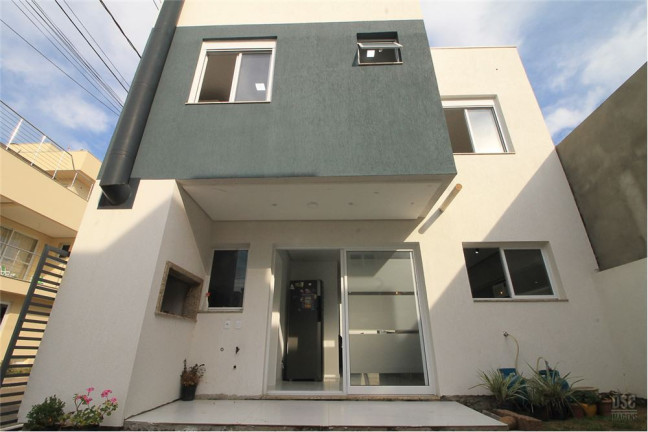 Imagem Casa com 3 Quartos à Venda, em Hípica - Porto Alegre Imagem Casa com 3 Quartos à Venda, em Hípica - Porto Alegre
