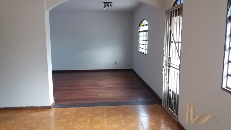 Imagem Casa com 3 Quartos à Venda, 360 m² em São João Batista (venda Nova) - Belo Horizonte Imagem Casa com 3 Quartos à Venda, 360 m² em São João Batista (venda Nova) - Belo Horizonte