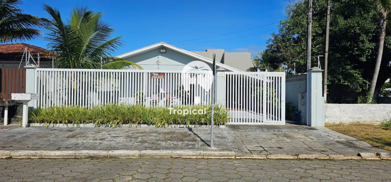 Casa com 5 Quartos para Alugar,  em Shangri-lá - Pontal Do Parana