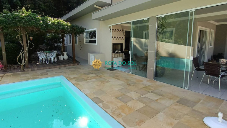 Imagem Casa com 5 Quartos à Venda, 300 m² em Centro - Bombinhas Imagem Casa com 5 Quartos à Venda, 300 m² em Centro - Bombinhas