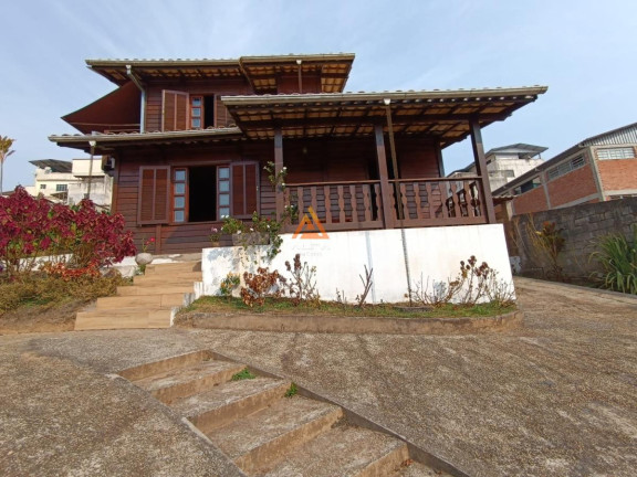 Casa de Condomínio com 4 Quartos à Venda, 240 m²