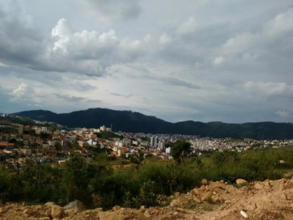 Terreno à Venda, 250 m² em Jardim Bandeirantes - Pocos De Caldas
